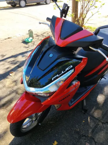 Moto Semi nova , econômica, fácil pilotagem. 