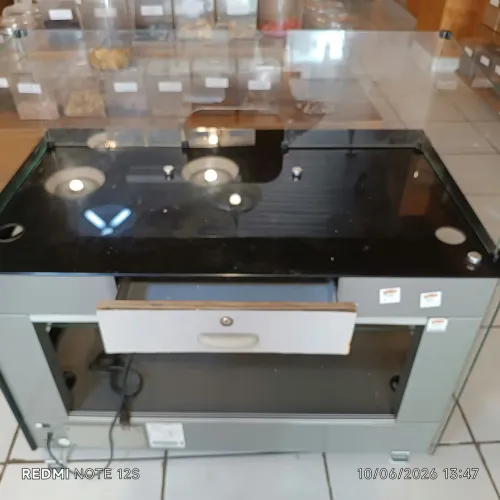 Caixa expositor de vidro e inox