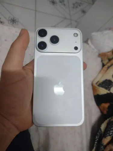 iPhone 11 na carcaça do 17 pro