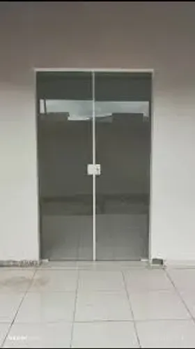 Vendo porta dupla fora do vão. 