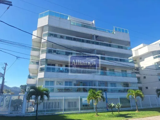 Apartamento vista mar, pé na areia com 3 dormitórios, 1 suíte, varanda e 2 vagas de garage