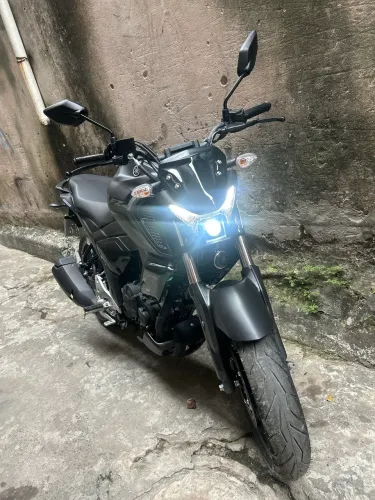 Fz15 zerada.  Moto pouco rodada