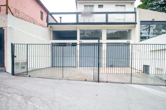 Prédio comercial na Avenida Jandira, 958  300 m²