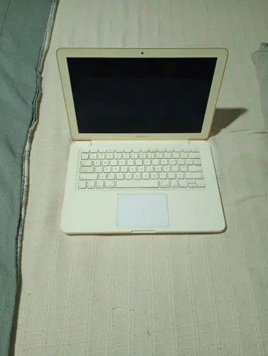 Apple MacBook White Unibody, modelo A1342.