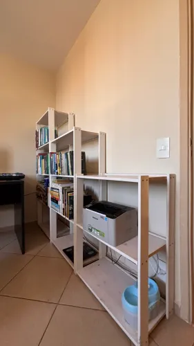 Conjunto de estantes modulares madeira maciça