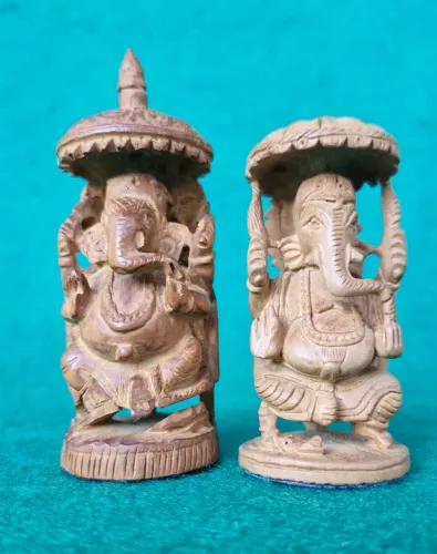 Esculturas Ganesha esculpidas em madeira