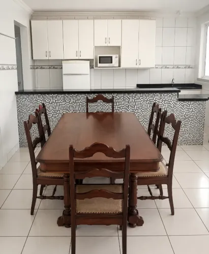 Mesa de jantar clássica com 6 cadeiras ? 40 anos de história