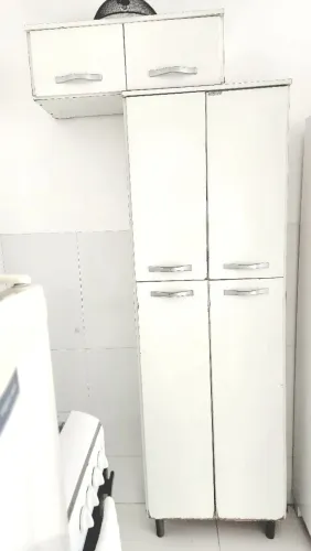 Armário de cozinha com paneleiro aéreo