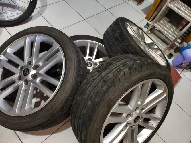 Vendo rodas 22 TOYOTA HILUX COM 3 PNEUS SEMINOVO e 1 meia vida..85- *