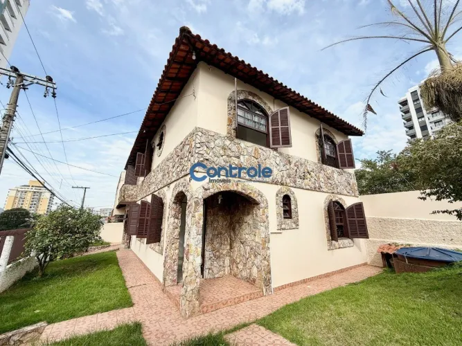 Casa com 05 dormitórios em Barreiros/SC!