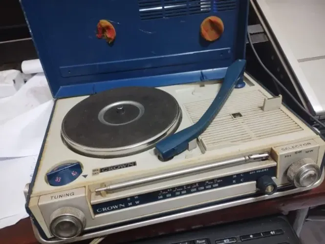 Rádio portátil AM/FM e toca discos. Vintage ! da Marca Crown Japan.