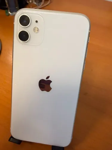 Vendo iPhone 11 com 128GB de armazenamento, aparelho funcionando perfeitamente. Única dona