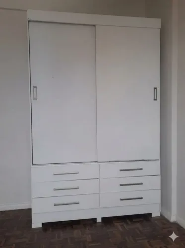 Vendo guarda roupa no valor de 650 reais com  entrega e montagem 