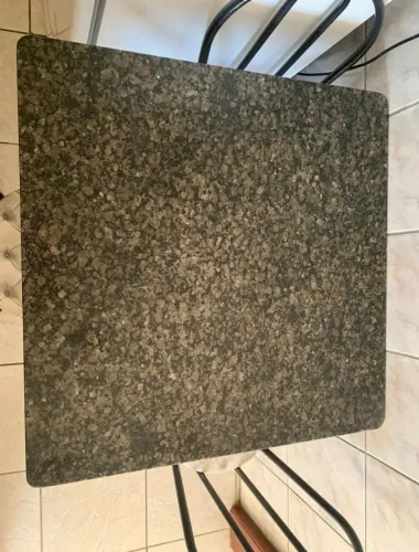 Mesa em pedra com 4 cadeiras 