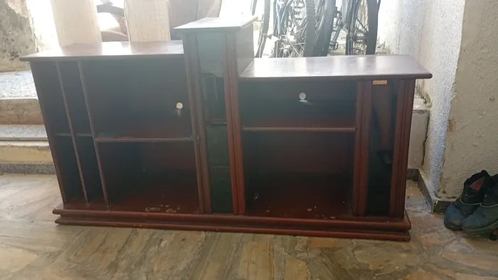 Rack de madeira na cor mogno com nichos e prateleiras para TV e eletrônicos