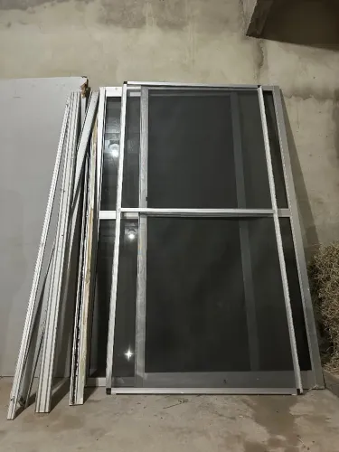 Porta de alumínio completa! Medida 2,12 de altura P 2,8 largura.. só pegar instalar