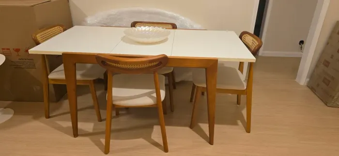 Mesa de Jantar Extensível de 4 a 6 lugares Branca e Madeira Abracasa