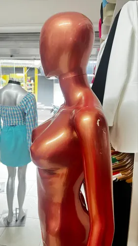 Manequim feminino de plástico 