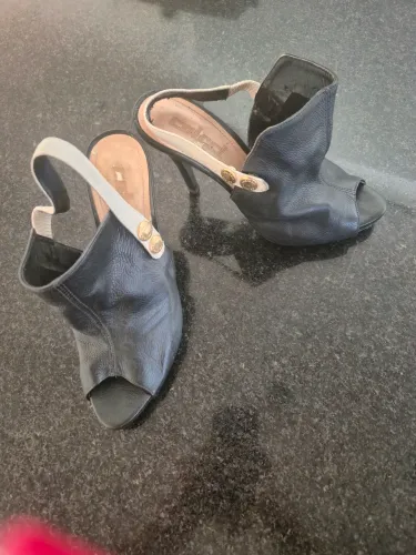 Sandalia salto altoColcci girls em couro preto com tira mean a slingback botoes dourados