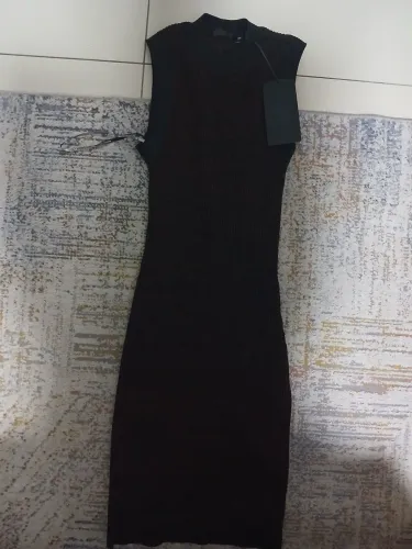 Vestido tubo preto e vinho brilhoso