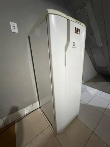 Geladeira Electrolux RE31 240 Litros Branca - Uma Porta