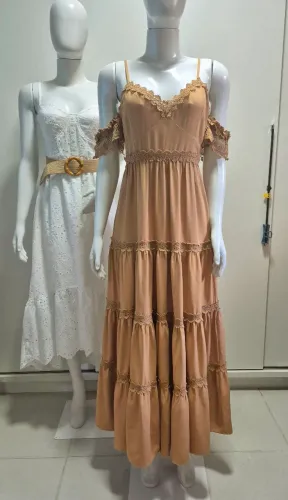 Vestido longo ciganinha, feito em linho e renda guipir, tamanho M