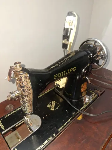 Máquina de costura antiga / com gabiente luz e motor