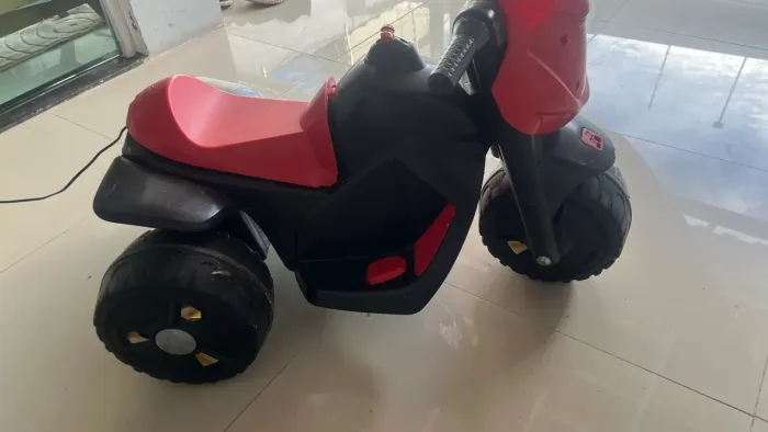 Moto Elétrica Bandeirante de 6V na cor preta e vermelha, ideal para crianças