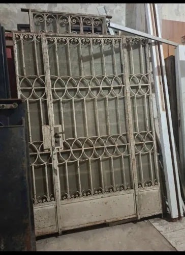Porta de ferro antiga