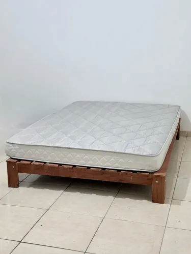 Cama casal com base em madeira + colchão
