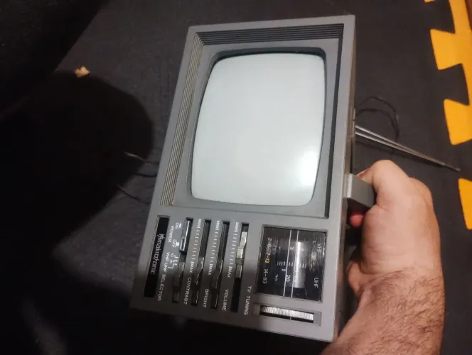 tv portátil anos 90 preto e branco