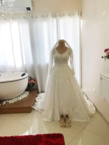 Vestido de Noiva com Véu (Branco)