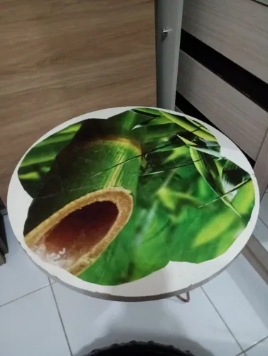 Mesinha de centro e um pulf courino.