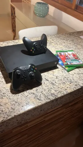 Xbox one x 1TB + 2 controles + 2 jogos