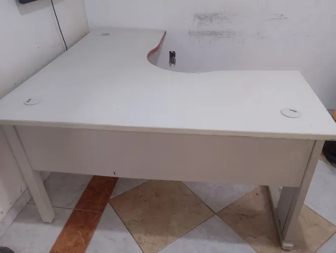 MESA DE ESCRITÓRIO L COM DUAS GAVETAS