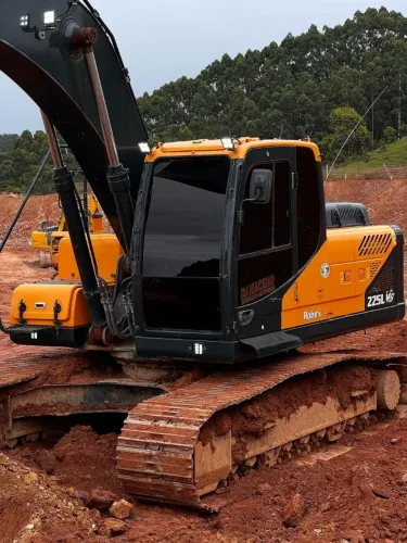 ESCAVADEIRA HIDRÁULICA HYUNDAI 225L