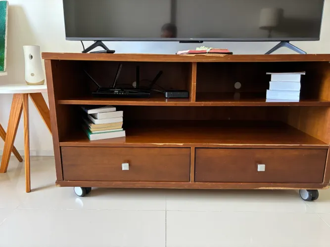 Rack para TV amplo, robusto e muito funcional.