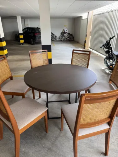 Vendo mesa acompanhada de 6 cadeiras por 1.990