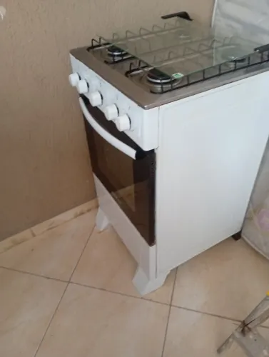 Vende-se um fogão ,branco quatro bocas