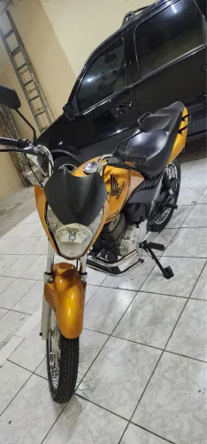 Duas motos disponíveis titan e pop 110