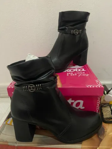 Vende-se bota Dakota!