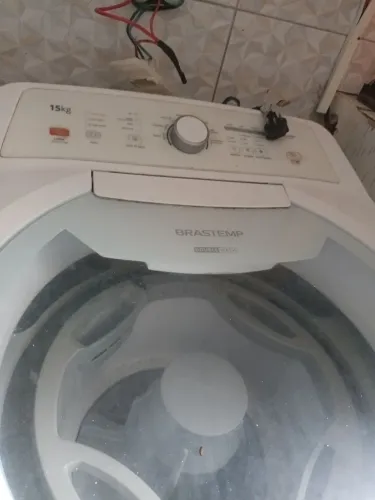 Máquina de lavar roupas com pequeno defeito