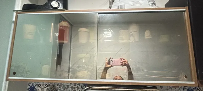 Armário cozinha vidro refleta