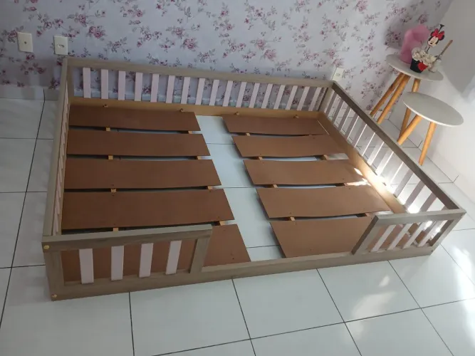 Cama para criança com o colchão