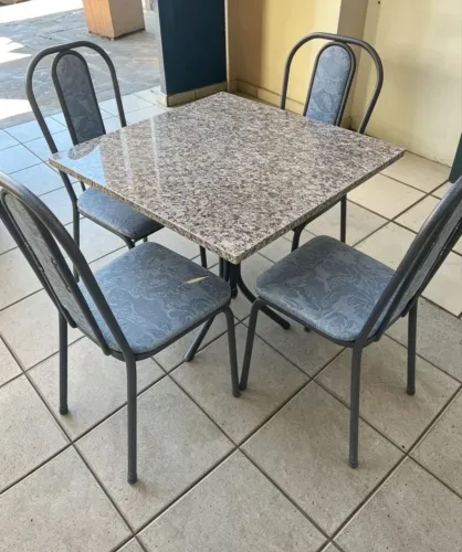 Mesa com cadeiras 