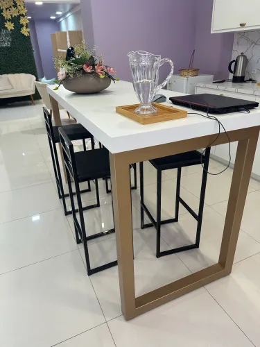 Mesa retangular com detalhe dourado 