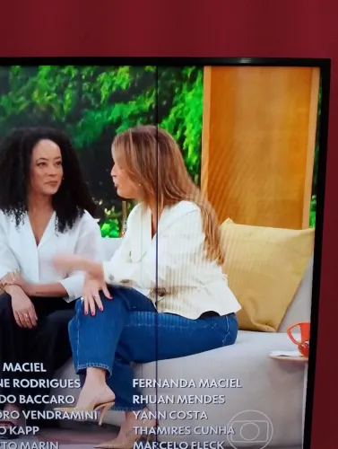 Tv smart sony Android 65 polegadas com duas linhas na tela mais não interfere em nada 