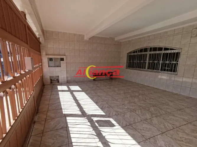 Sobrado individual para alugar, 4 quartos sendo 1 suíte 3 vagas - Jd. Bom Clima