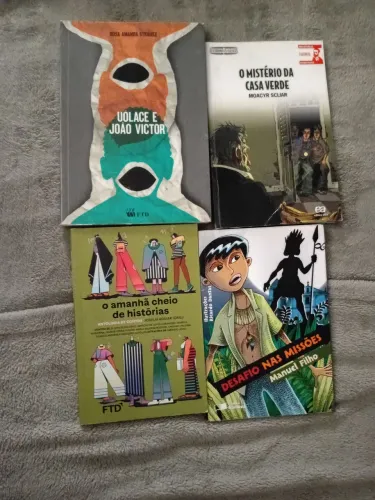 Vendo vários livros extraclasse semi novos por unico valor.