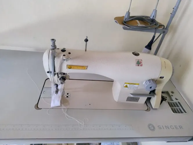 Vendo máquina de costura reta Singer